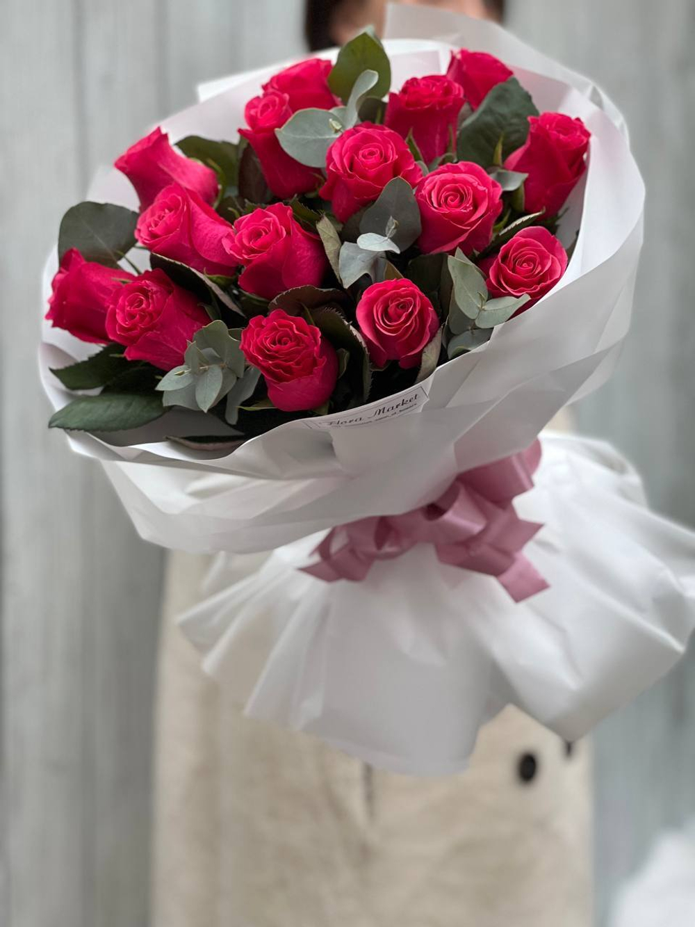 Роза сорта "Tacazzi" и ароматный эвкалипт в дизайнерском оформлении