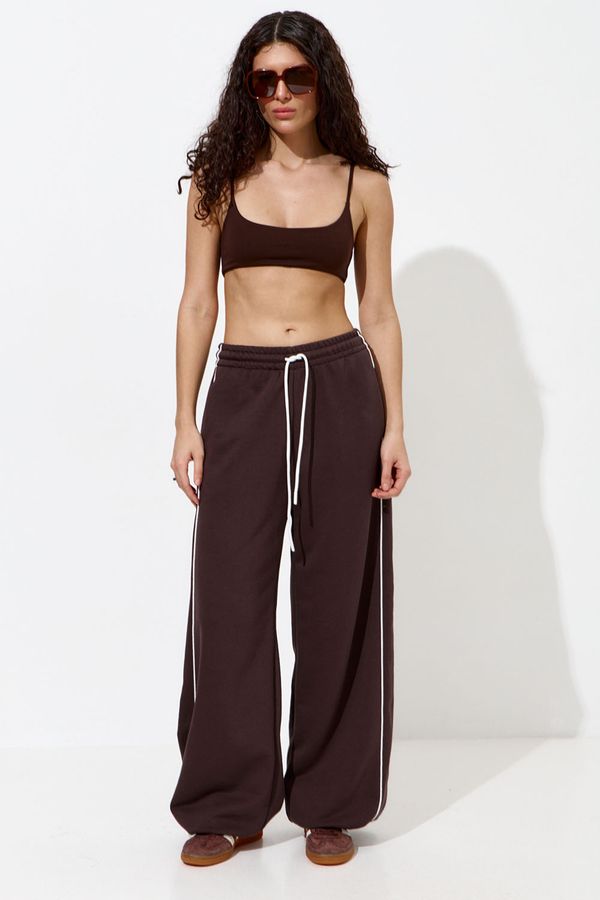 Широкие джоггеры с кантом цвета шоколад