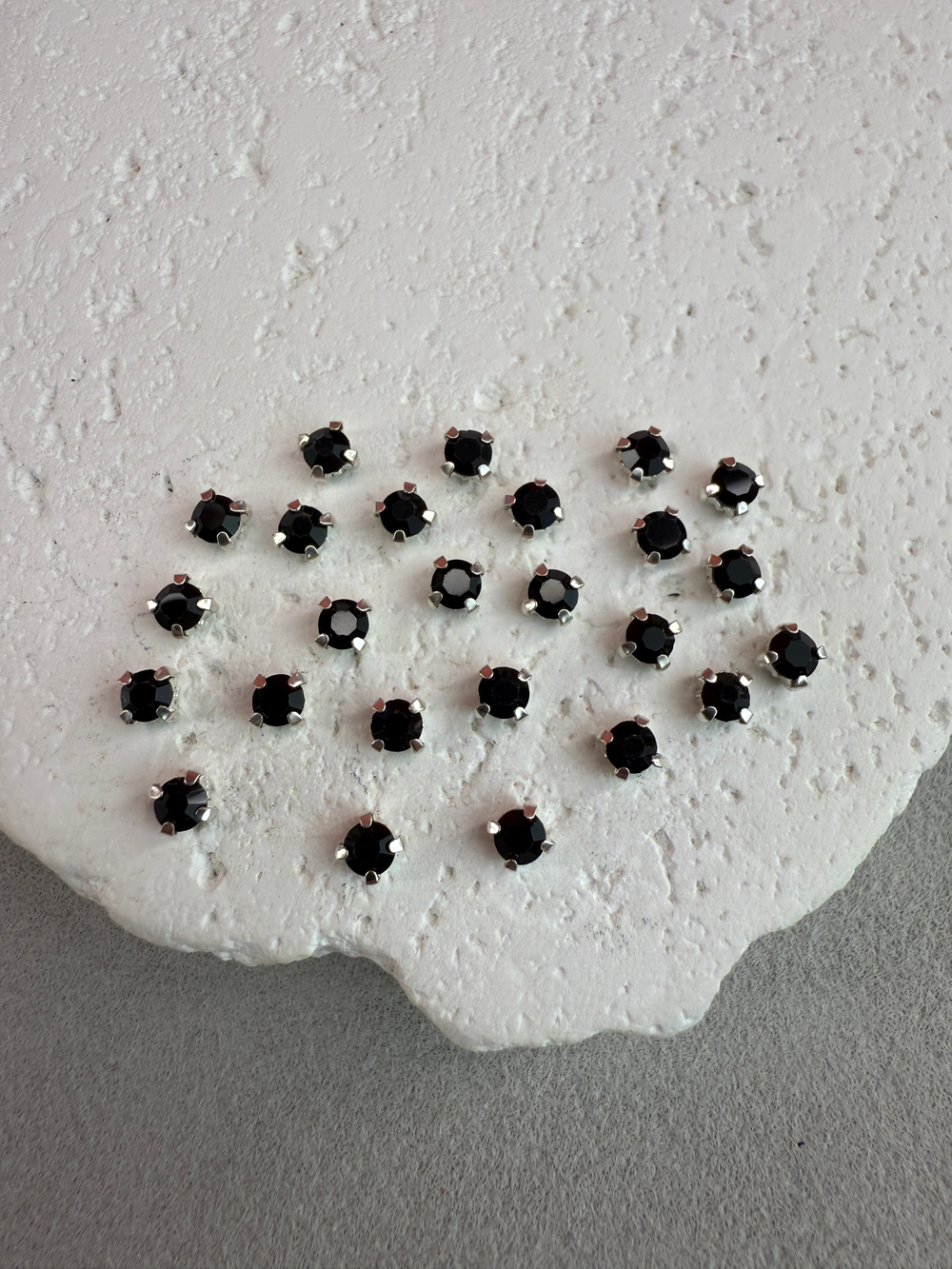 Шатоны 4 мм, Черный в серебре, 25 шт