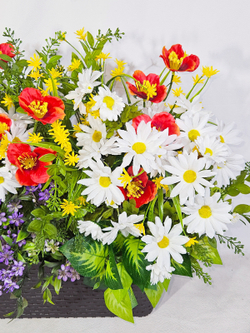 Ромашки и маки в длинном балконном ящике