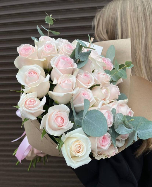 Букет из розовых роз "Blush Bloom"