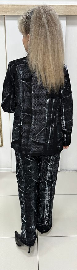 Черно-белый трикотажный костюм