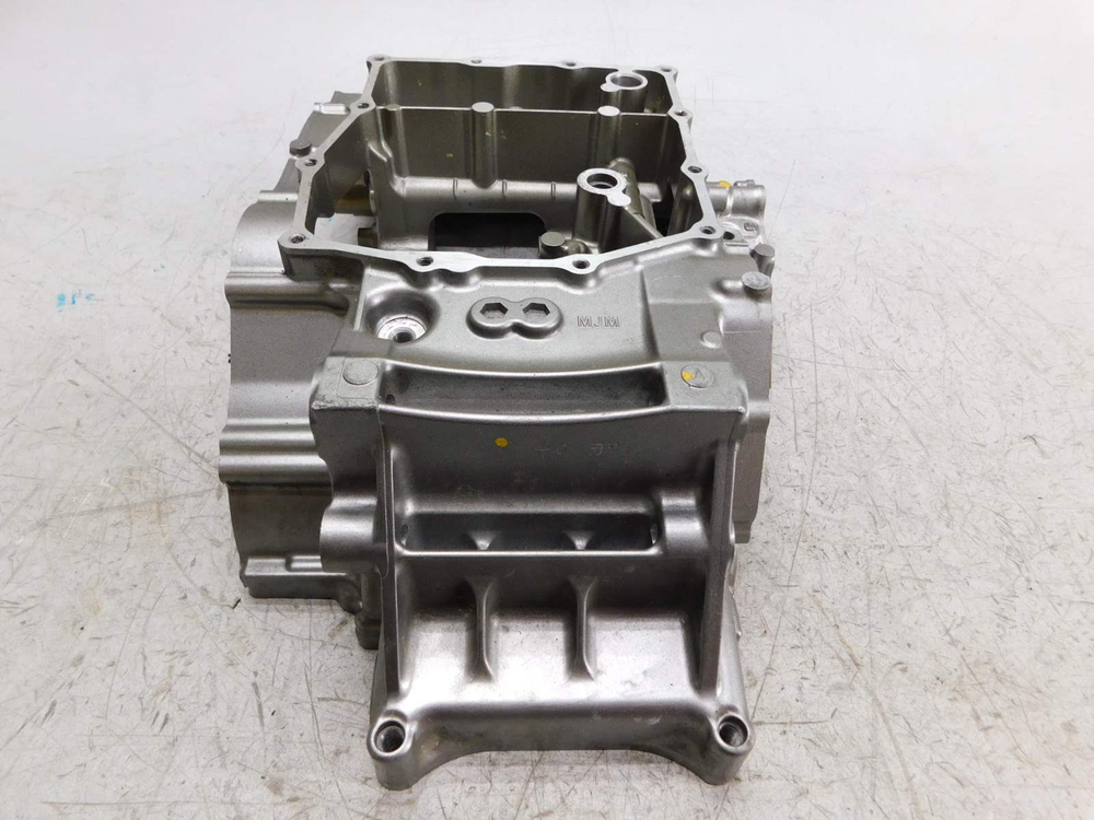 Нижняя часть картера Honda VFR800 RC79E