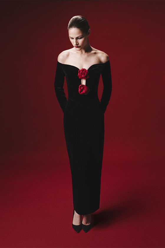 Платье миди из бархата с цветами из шифона