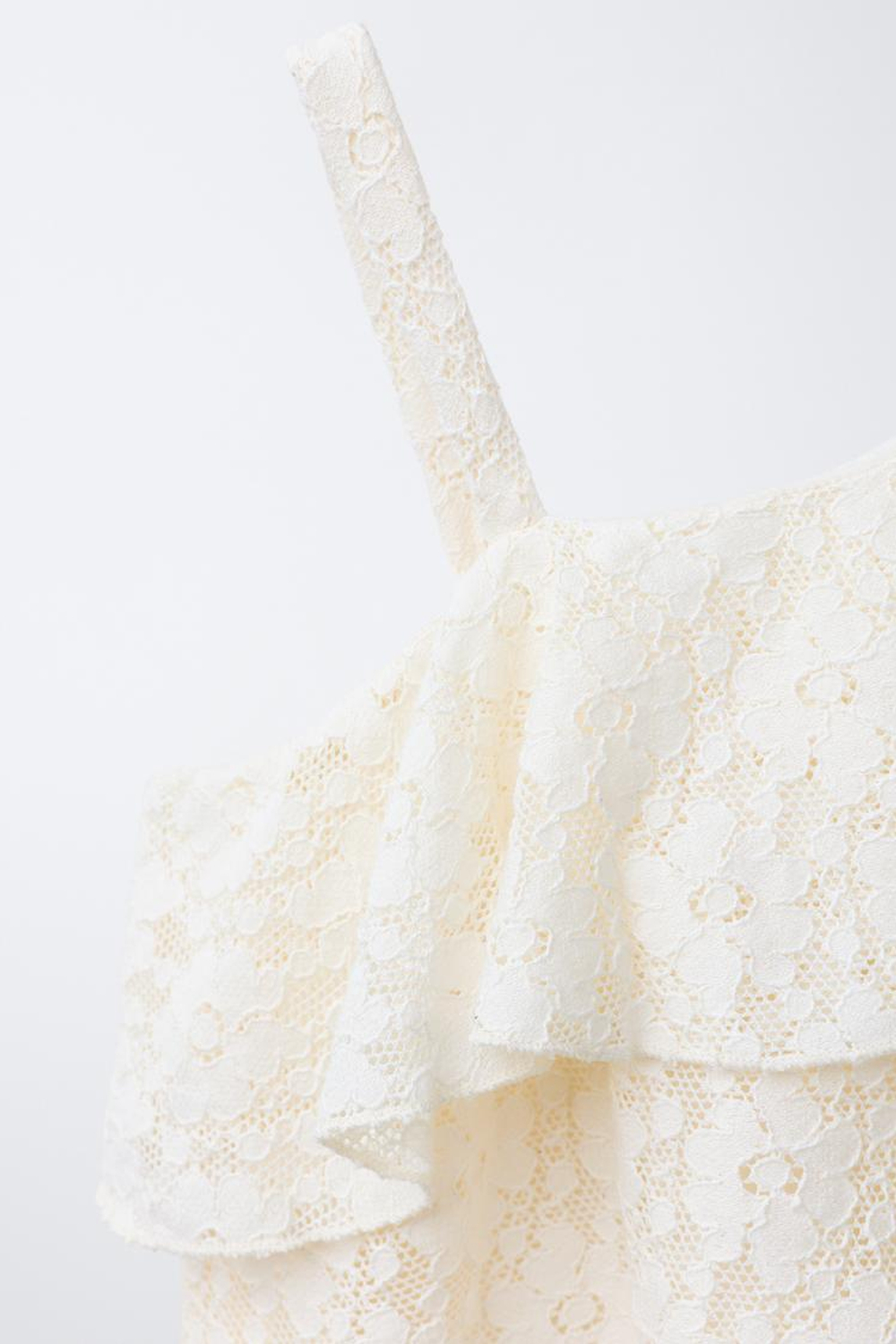 ZARA АСИММЕТРИЧНЫЙ ТОП С КРУЖЕВНЫМ РИСУНКОМ И ОБОРКОЙ, ЭКРЮ