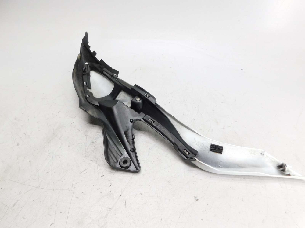 Пластик боковой левый Suzuki Gladius SFV650A 47211-44H