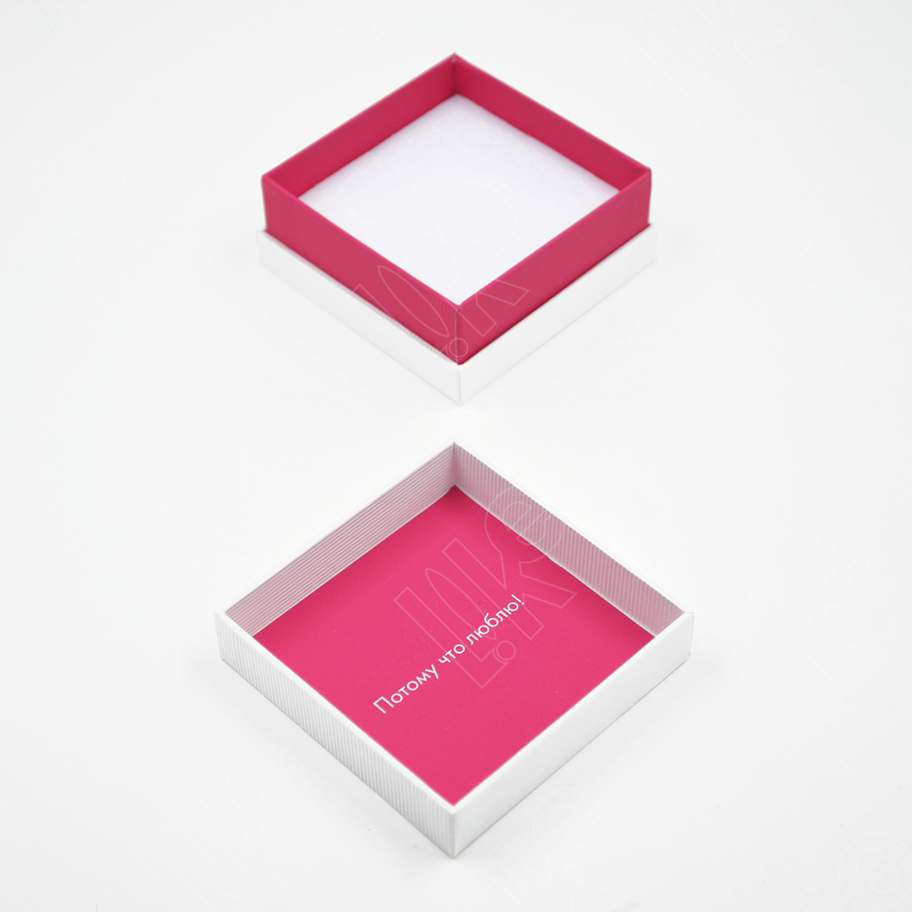 Футляр картонный 80x80x36 мм с флокированным ложементом.