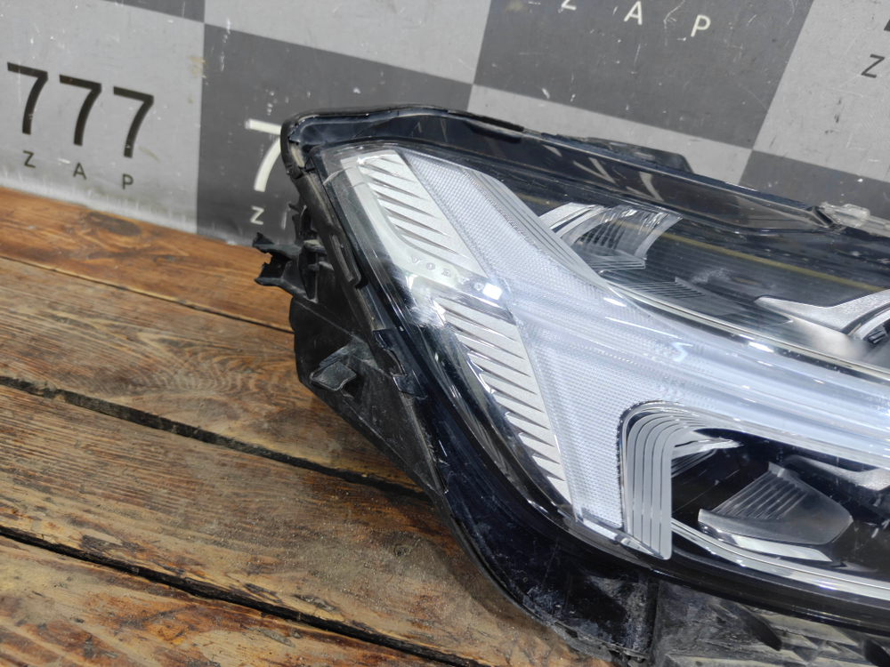 Фара правая LED Volvo XC60 2 17-нв Б/У Оригинал 31656555