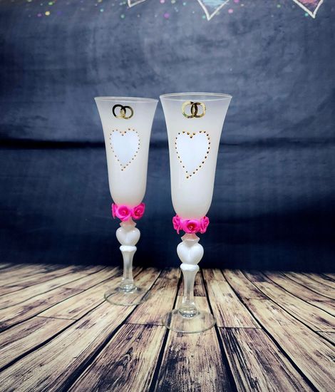 Свадебные бокалы , белые с сердцем и цветочками на ножке