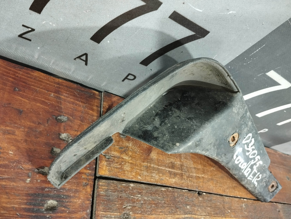 Брызговик передний правый Toyota  Corolla (E120) 00-07 Б/У Оригинал 7662102110