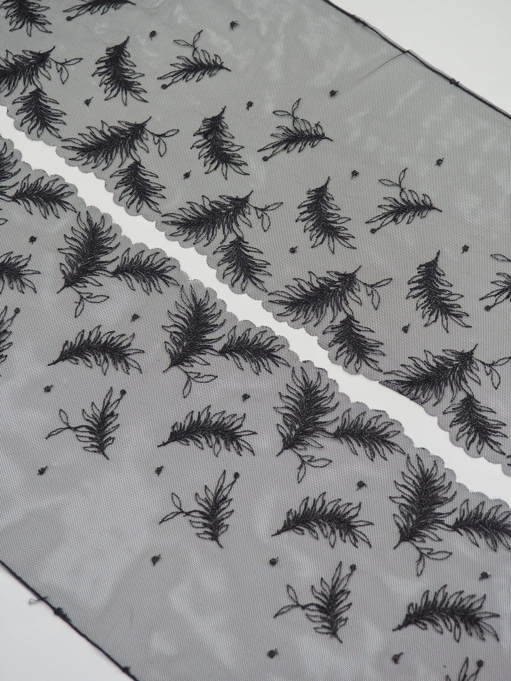 Вышивка на сетке черные перья с люрексом ширина 18 см ОТРЕЗ 0,8 м