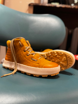 AIRSHOES mustard sherst NEW