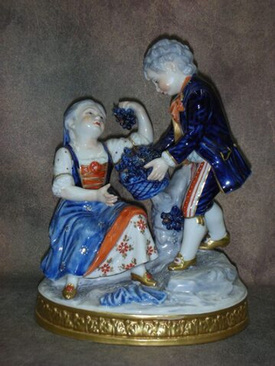 Статуэтка. Фарфор. Угощая виноградом. Volkstedt. Германия