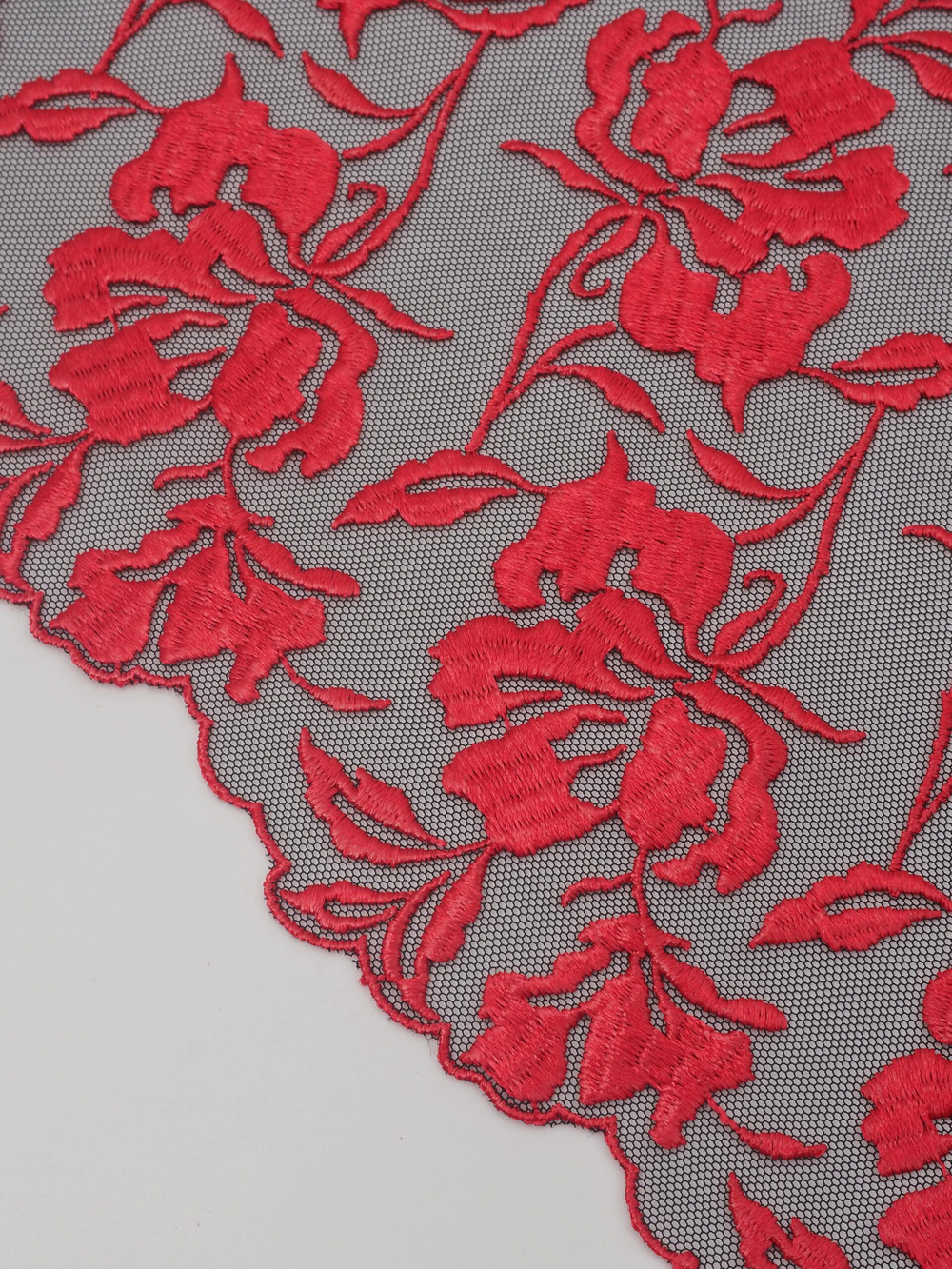 Вышивка на сетке черная с красным неэластичная ширина 17 см