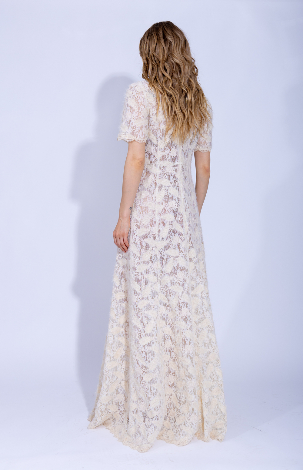 Женское кружевное платье молочного цвета с коротким рукавом