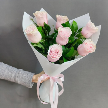 Букет из 7 розовых роз в веточками рускуса