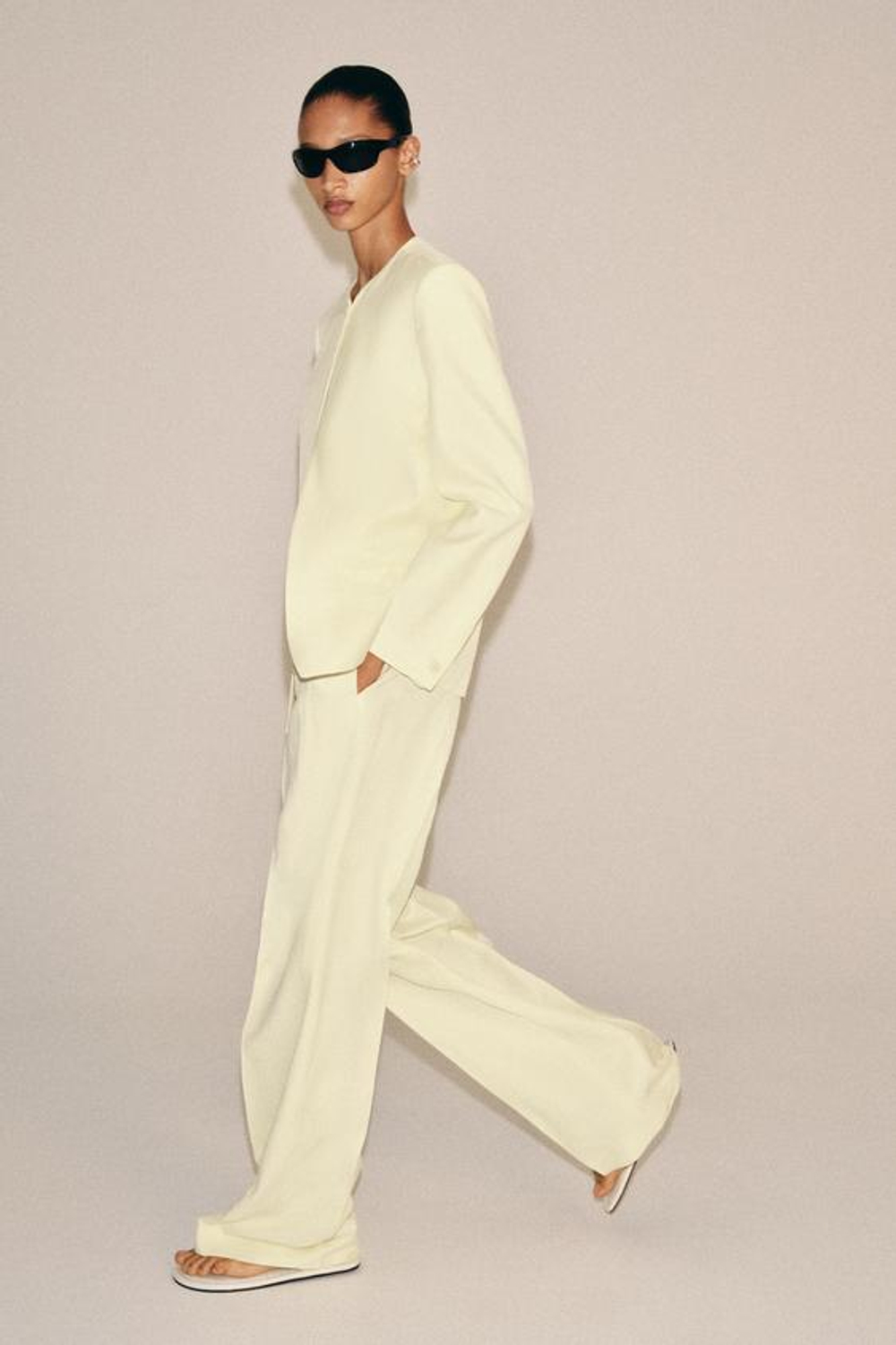ZARA БРЮКИ С ЗАЩИПАМИ — ZW COLLECTION, ЖЕЛТЫЙ