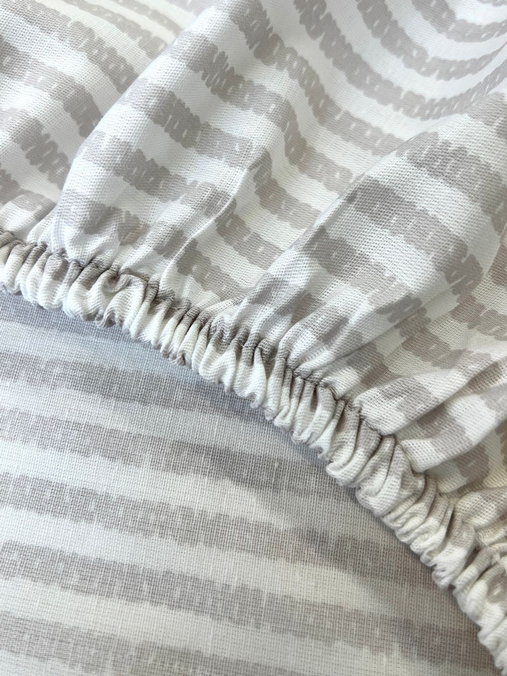 Простынь на резинке "Lester" 90х200 см Сказка сатин