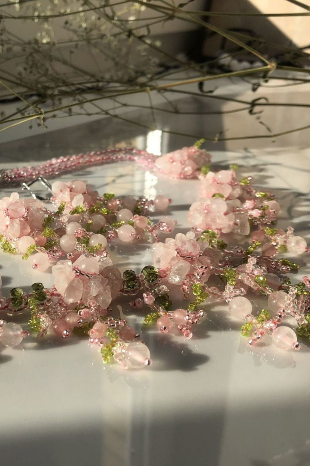 Колье "Цветы" ручной работы из бисера с камнем Розовый кварц и хризолит