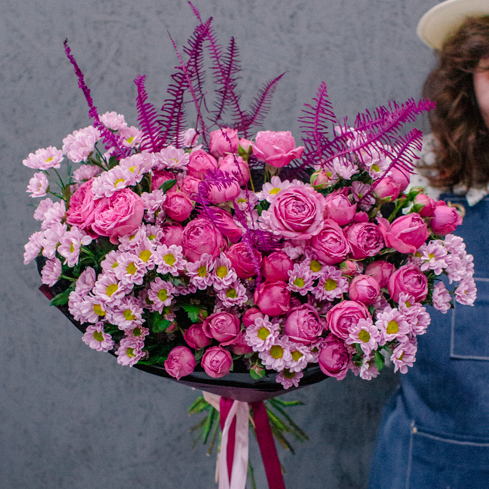 73. Нежный поэтичный дуо-букет с кустовыми розами и сантини