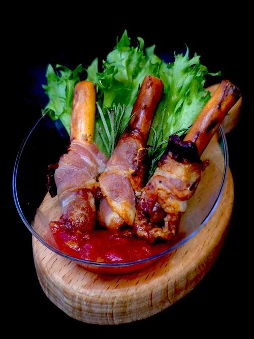 Гриссини с запеченным беконом и аджикой