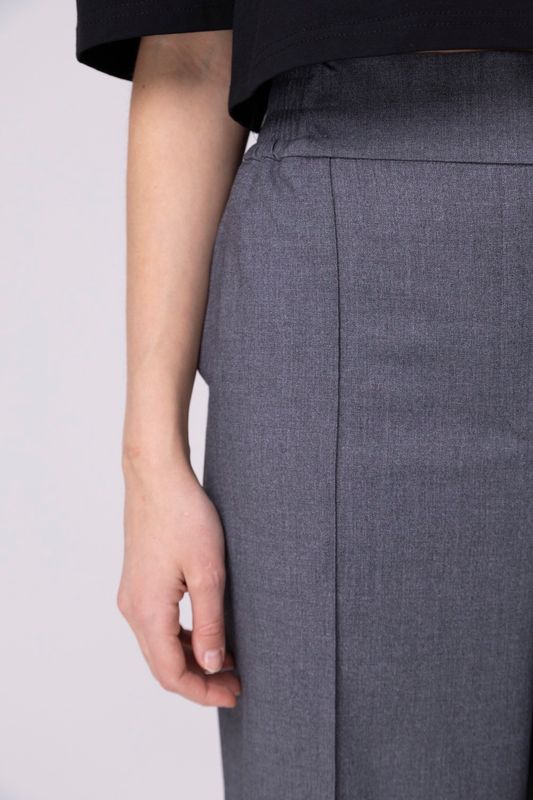 Брюки прямые на резинке со стрелками, серый меланж