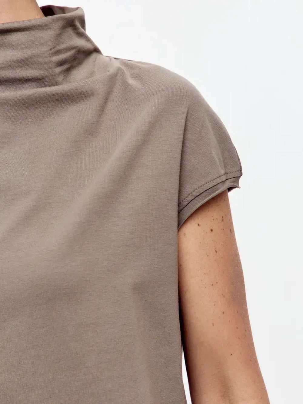 Футболка дизайнерская с цельнокроеным воротником