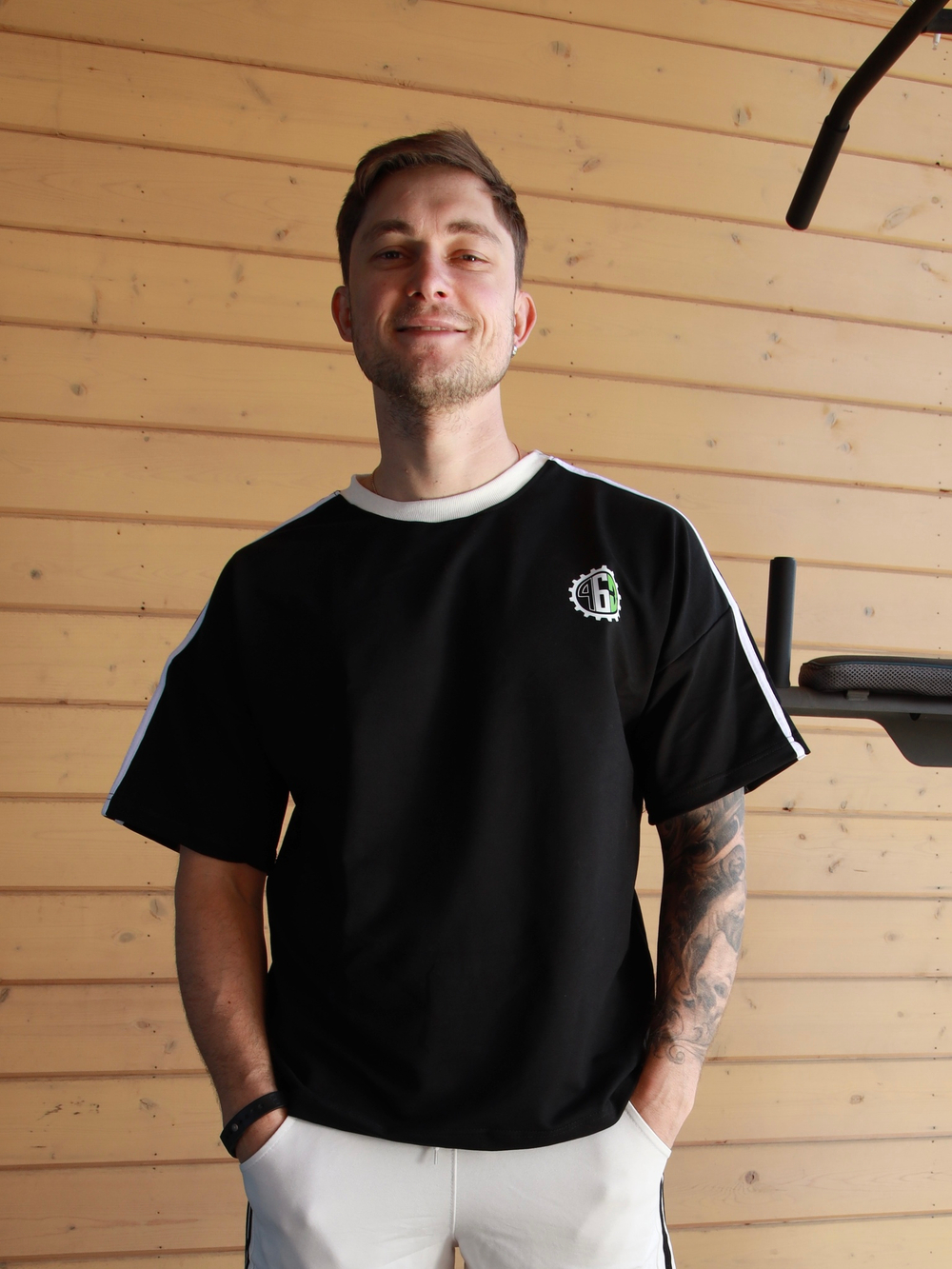 Футболка спортивная с лампасами Город Горький черная черный