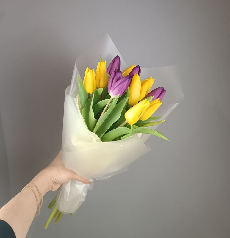 Букет из желтых и фиолетовых тюльпанов (13шт)