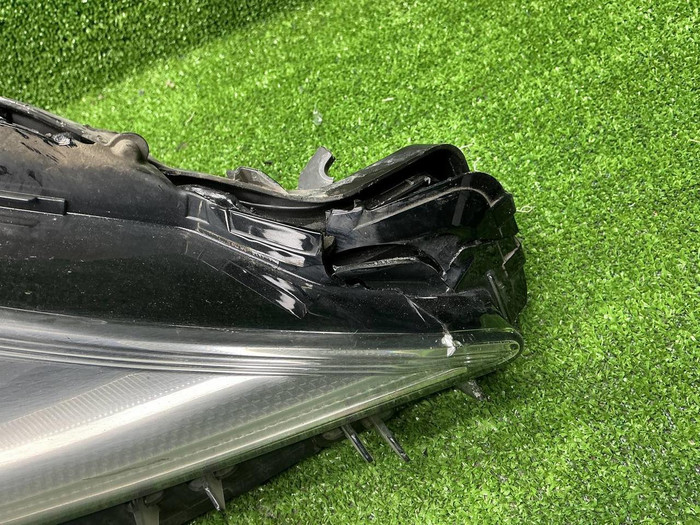 Стекло и корпус фары Toyota Camry xv70 (2017-2024)