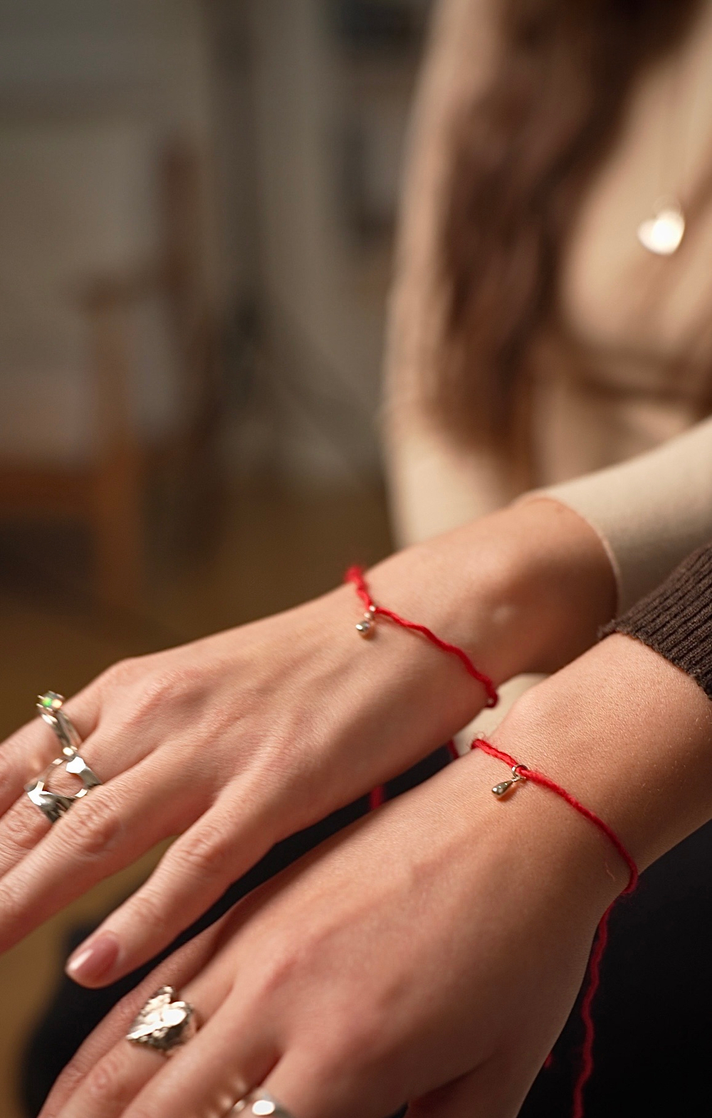 Амулет-браслет "Красная нить и капля серебра" на желание