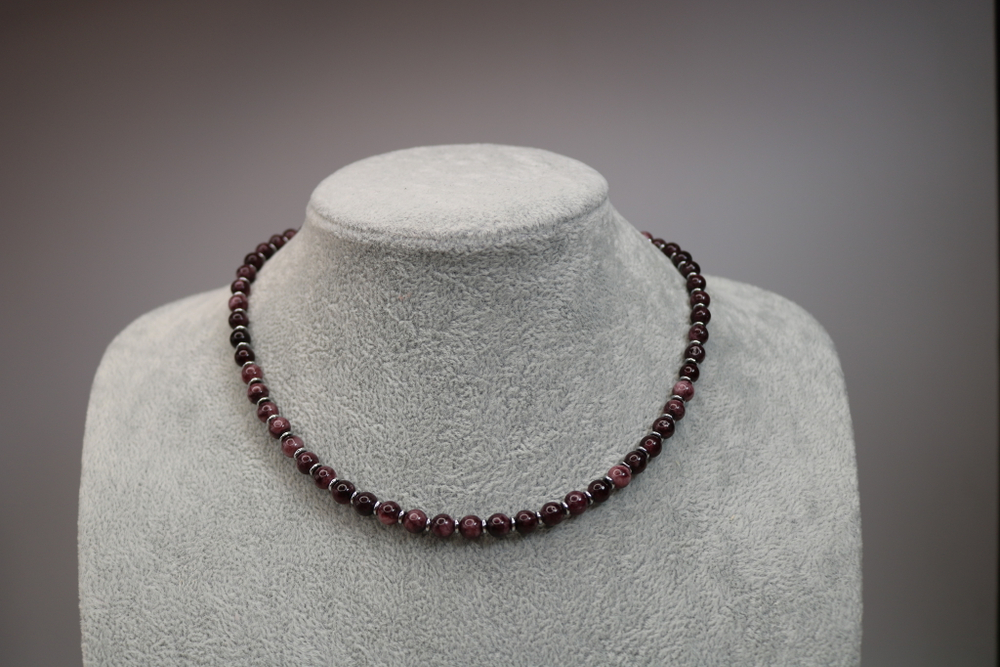 Колье-чокер с корундом «Винный ритм»