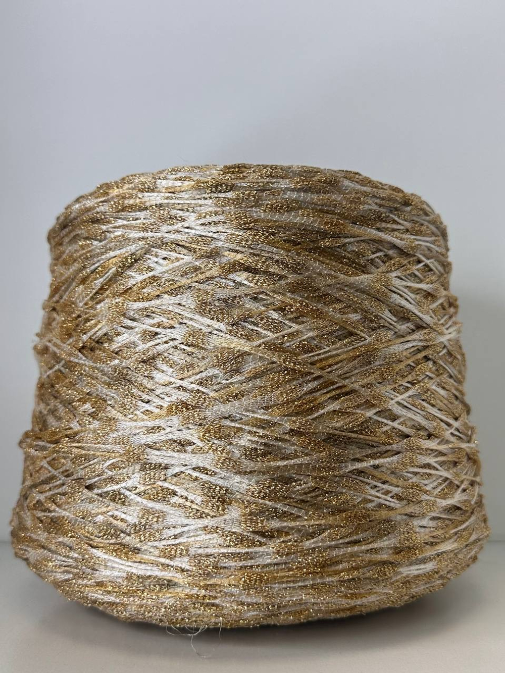 529/T - AVIA S.p.A.; вискоза, люрекс, п/а; 600м/100гр; col. 700, цвет: бежевый шнурок с золотым люрексом; S702; МР