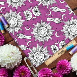 Ткань штапель эскизы астрологических символов на розовом фоне