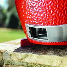 Керамический гриль Kamado Joe Classic III Stand Alone, 46 см (красный), на столе из дуба