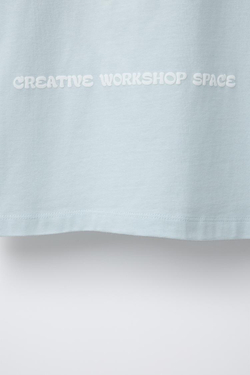 ZARA ФУТБОЛКА С РЕЛЬЕФНЫМ ПРИНТОМ, НЕБЕСНО-ГОЛУБОЙ