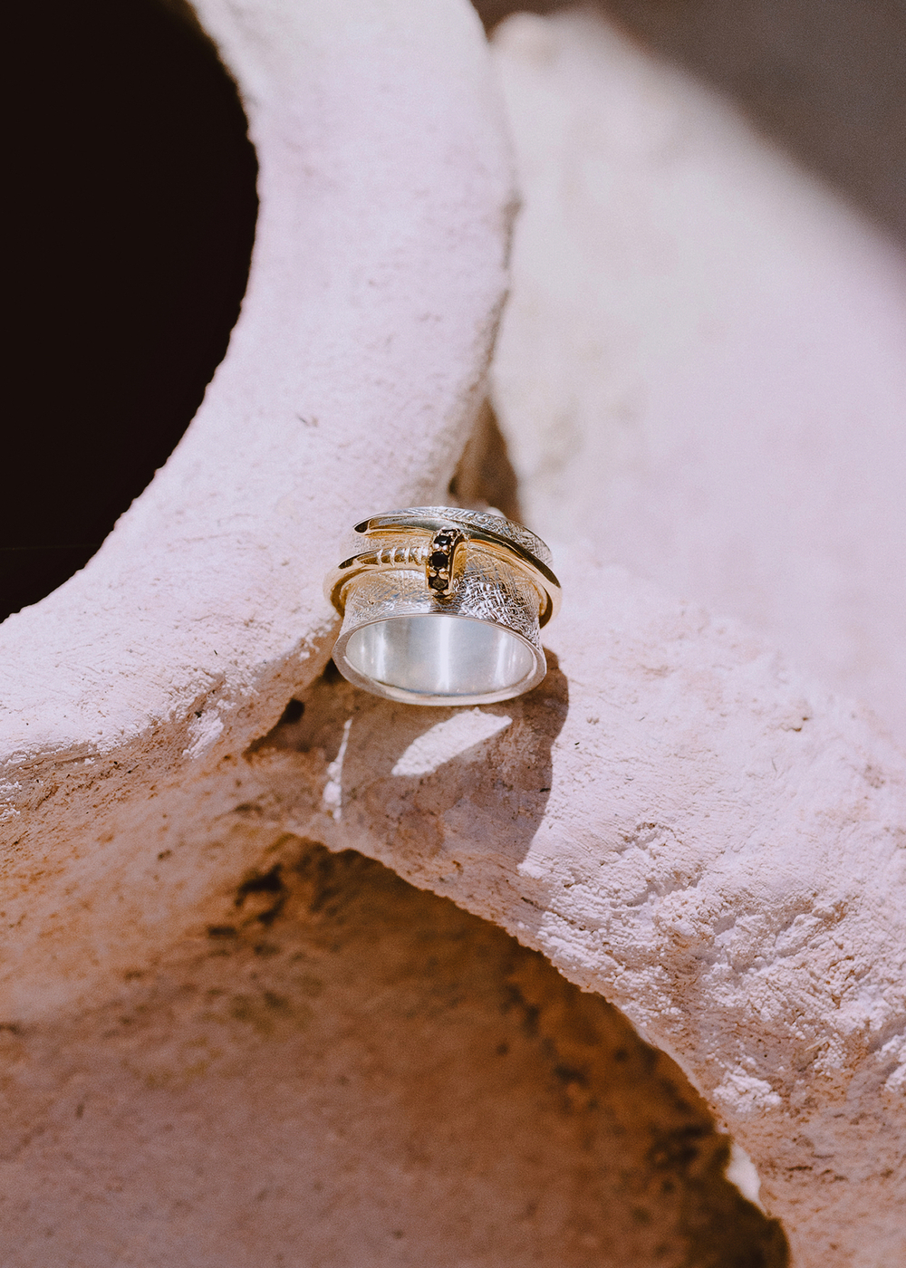 Кольцо «Паку» с золотым гвоздем и черными цирконами