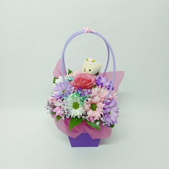 Композиция из розы, хризантемы и гипсофилы Цветы в сумочке с игрушкой 3