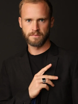 Серебряное кольцо печатка с ониксом