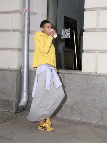 Желтая укороченная ветровка