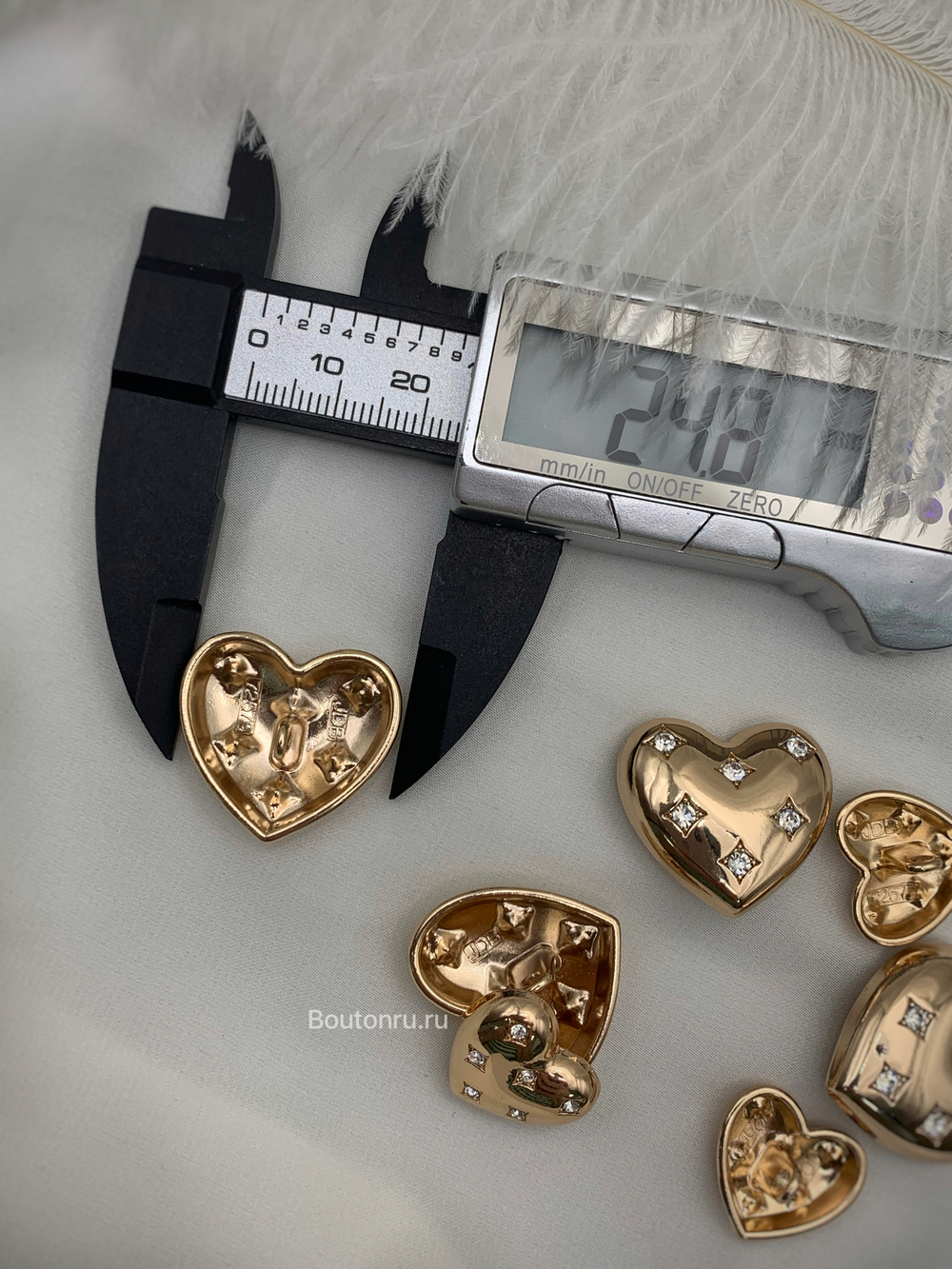 Пуговицы сердечки золотые со стразами