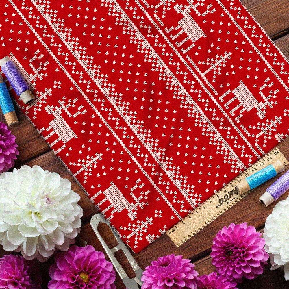 Ткань барби рассредоточенная белая вышивка с оленями на красном фоне