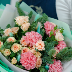 Нобилис с кустовой розой и диантусами в оформлении тиффани