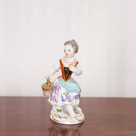 Садовница с корзиной фруктов