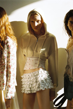 ZARA УКОРОЧЕННАЯ ТОЛСТОВКА С КАПЮШОНОМ, ПАСТЕЛЬНО-ЖЕЛТЫЙ