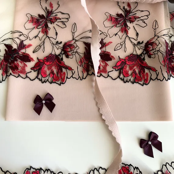 Вышивка на сетке бежевая/слива (левая) 14 см