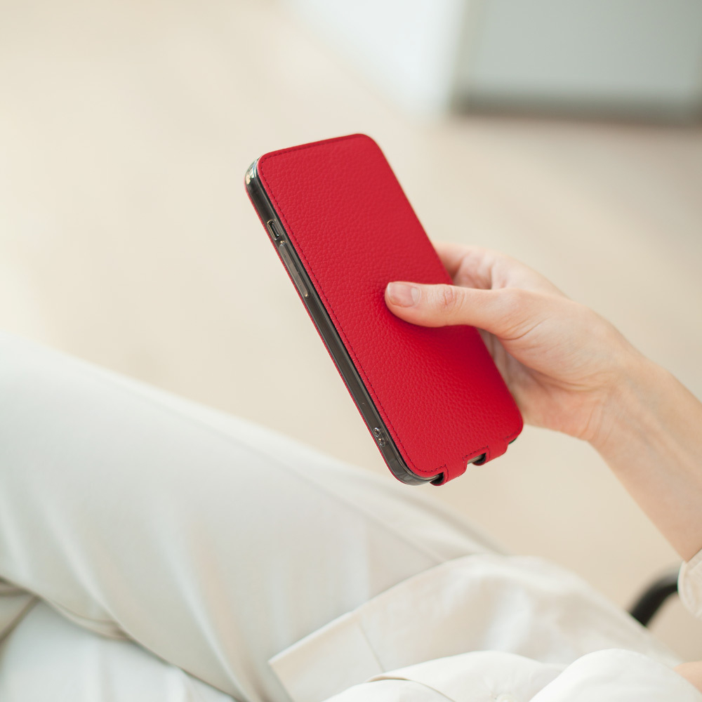 Чехол кожаный для iPhone 14 Pro Max красного цвета