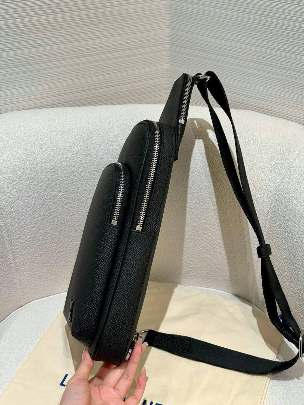 Сумка-слинг Louis Vuitton
