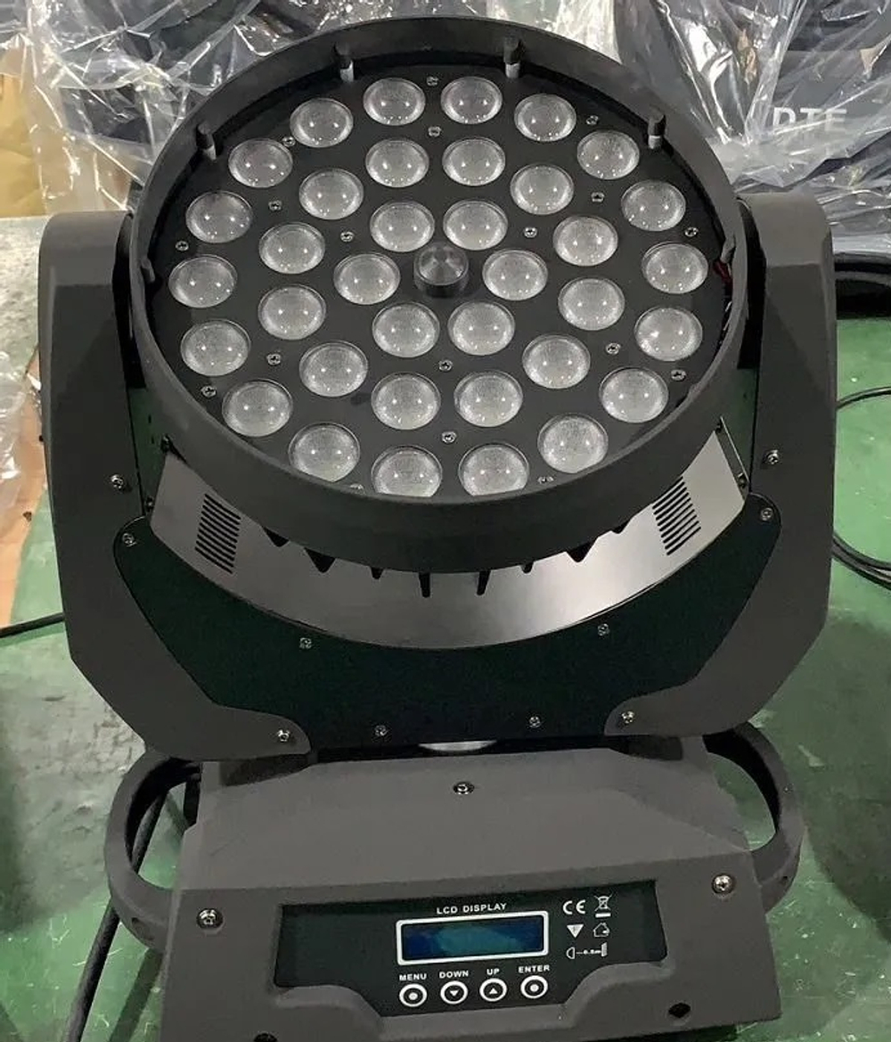 Вращающаяся голова 36x18W WASH ZOOM Moving Head RGBWA+UV