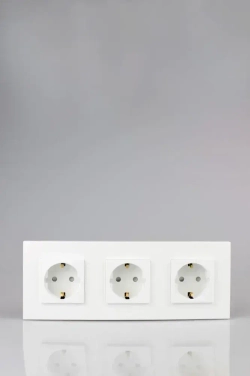 Розетки белые тройные с заземлением